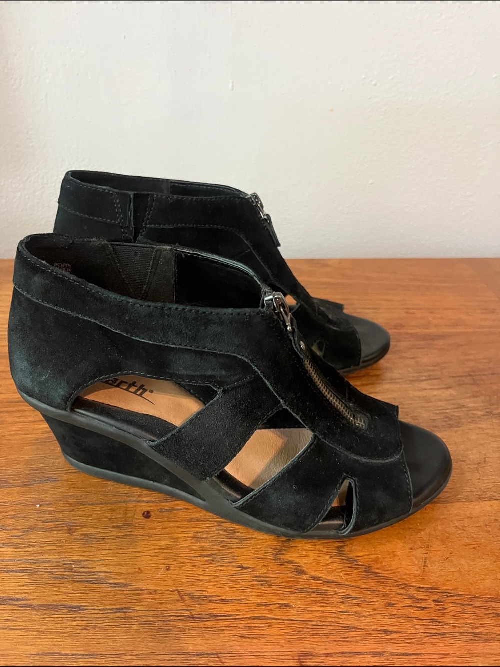 Earth Poppi Black Suede Wedge Sandals with Front Zip, Rubber Soles, Sz 8.5